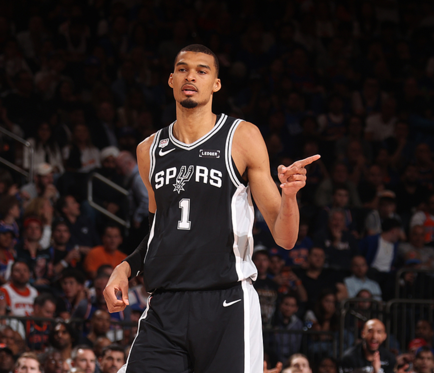 同样是NBA传奇巨星，为何科比营销害人，詹姆斯营销却无害？